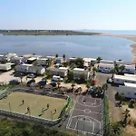 Zecamping 4 Etoiles Chiens Acceptes Piscine Chauffee Et Toboggans 4* 포르티하뉴