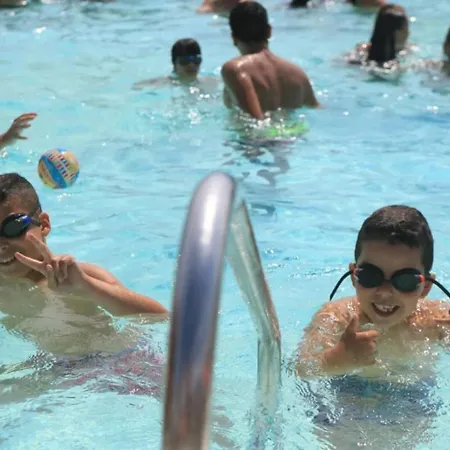 Zecamping 4 Etoiles Chiens Acceptes Piscine Chauffee Et Toboggans